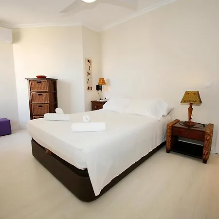 Apartment In Front Of The Sea With Ac And Pool