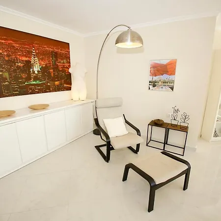 Apartment In Front Of The Sea With Ac And Pool